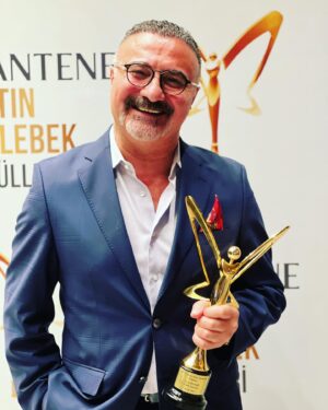 Cengiz Bozkurt Instagram - Siz sevenlerimin büyük katkısıyla alınmış bir ödül. Onun için ödüllerin en kıymetlisi. Oy kullanan herkese teşekkür ederim. Daha da iyi projelerde buluşmak üzere. @altinkelebekturkeyofficiall @gunaykaracaoglu #altınkelebeködülleri #altınkelebek