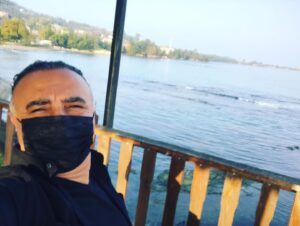 Cengiz Bozkurt Instagram - Hoşbuldum güzel Ordu. Evet Ordu’dayım, evet iki hafta sonra #kuzeyyıldızı ilk aşk dizisindeyim 39. bölüm itibariyle. Bu akşam yayınımız yok. #geçmişolsunizmir #kuzeyyıldızı @kuzeyyildiziilkasktv @showtv #cumartesi @ersoyguler @surecfilm
