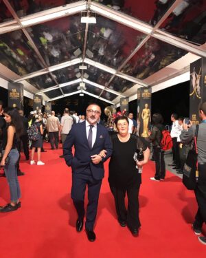 Cengiz Bozkurt Instagram - 56. Altın Portakal Film Festivali açılışındaydık dün gece. Sonunda Antalya’da yaşayan anneciğimle kırmızı halıda yürüdük. Kısmet bu yılaymış. Teşekkürler, hoşçakal Antalya. 🖐🖐👏👏 #antalyaaltınportakalfilmfestivali #ulusalyarışmadevamediyor #antalya