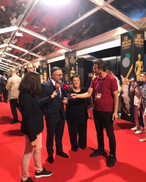 Cengiz Bozkurt Instagram - 56. Altın Portakal Film Festivali açılışındaydık dün gece. Sonunda Antalya’da yaşayan anneciğimle kırmızı halıda yürüdük. Kısmet bu yılaymış. Teşekkürler, hoşçakal Antalya. 🖐🖐👏👏 #antalyaaltınportakalfilmfestivali #ulusalyarışmadevamediyor #antalya