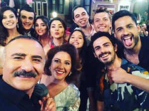Cengiz Bozkurt Instagram - Biz de böyleyiz bu gece, sabahçıyız. Hepinize iyi geceler, tatlı rüyalar. #gençliğimeyvah #dizi #set #selfie @surecfilm @atvturkiye