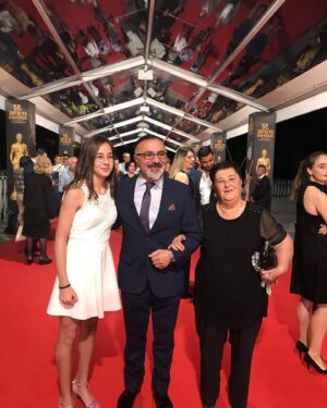 Cengiz Bozkurt Instagram - 56. Altın Portakal Film Festivali açılışındaydık dün gece. Sonunda Antalya’da yaşayan anneciğimle kırmızı halıda yürüdük. Kısmet bu yılaymış. Teşekkürler, hoşçakal Antalya. 🖐🖐👏👏 #antalyaaltınportakalfilmfestivali #ulusalyarışmadevamediyor #antalya