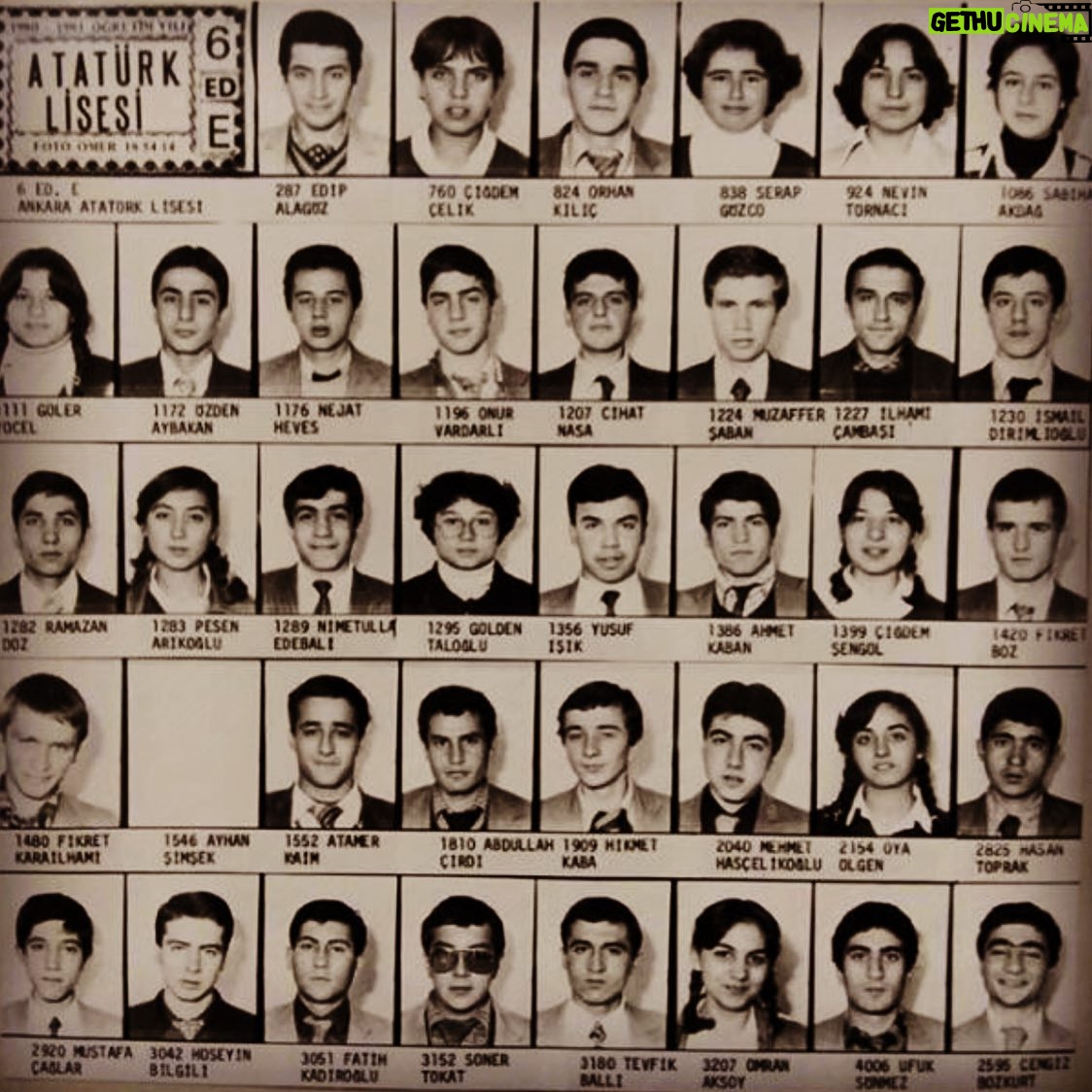 Cengiz Bozkurt - 7.3K Likes - 1980-81 yılı Ankara Atatürk Lisesi, 6 Edebiyat-E... Darbe yeni olmuş, biz lise sona geçmişiz ve 80 darbesinin ileriki yıllarda ülkemize nelere mal olacağından bihaberiz. Tek diş göstererek gülenin en alt sağda benim olmam. Bi de o zamanlar kaş modaydı. #tbt #ankaraatatürklisesi #ankara #12eylüldarbesi