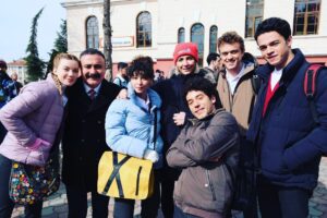 Cengiz Bozkurt Instagram - Tayinim Edirne Kuyubaşı Lisesi’ne müdür olarak çıktı. Sizleri çok kıymetli öğrencilerimle tanıştırayım. #karatahtadizi @usyapimtv @trt @endermihlar @bensuugurr @furkandic8 @miraydaner