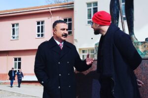 Cengiz Bozkurt Instagram - Tayinim Edirne Kuyubaşı Lisesi’ne müdür olarak çıktı. Sizleri çok kıymetli öğrencilerimle tanıştırayım. #karatahtadizi @usyapimtv @trt @endermihlar @bensuugurr @furkandic8 @miraydaner