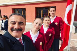 Cengiz Bozkurt Instagram - Tayinim Edirne Kuyubaşı Lisesi’ne müdür olarak çıktı. Sizleri çok kıymetli öğrencilerimle tanıştırayım. #karatahtadizi @usyapimtv @trt @endermihlar @bensuugurr @furkandic8 @miraydaner