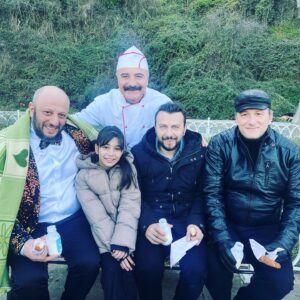 Cengiz Bozkurt Instagram - Madem gündemde birinci sıradayız bugünden kalan şu müstesna fotoğrafı da iliştiriyim bari gece gece. İkinci sezon ortasında doğan ortanca kızım İdil’le sahil çekimindeydik. #leylailemecnun #dizi #kireçburnu #sahil @exxen @leylailemecnun