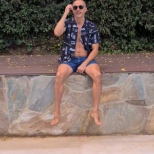 César Caillet Instagram - Cómo están? Aún queda verano. 😉. Abrazo grande para tod@s ❤️. L@s leo.