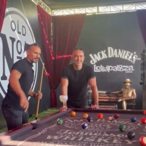 César Caillet Instagram - Algunos momentos de lo que fue ayer @lollapaloozacl. Estuve con los amigos de la gran familia @jackdanielschile disfrutando los mejores tragos y el mejor ambiente.  Bailé al ritmo de Jungle y corié los grandes éxitos de Sam Smith. 😉❤️ #MakeItCount #JackEnLolla #LollaCL
