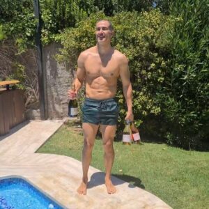César Caillet Instagram - Cómo están? Se quedan en Santiago para esperar el nuevo año?  Se juntan con amig@s? Familia? Comen lentejas? Uvas? Algún ritual que quieran compartir? L@s leo.
Les deseo un gran 2022. Mucho amor para tod@s.❤
Costero/ Rose/ Granate.
3 alternativas para brindar esta noche. @apaltagua