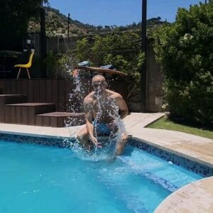 César Caillet Instagram - Comenzando la temporada de piscinas. 
Les dejo un abrazo grande.
Mi alimentación/entrenamiento a cargo del mejor.  @erikparrafit 😉❤️.