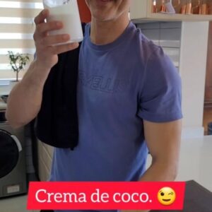 César Caillet Instagram - Hoy les comparto esta exquisita receta de fideos de arroz estilo Thai. 
Aliños que ocupé:
Sal, ajo y cebolla en polvo,  pimienta, cúrcuma, un chorrito de aceite de sésamo, un chorrito de salsa de soya. 
La crema de coco le dará el toque THAI. 😉
Anímense y me cuentan cómo les va.
Buen domingo. 
Abrazo grande para tod@s ❤️.