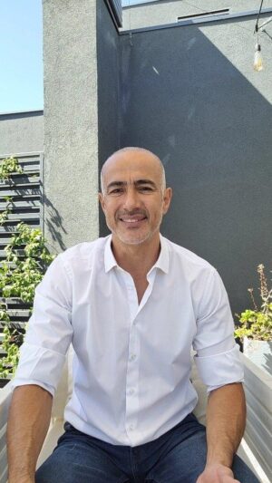 César Caillet Instagram - INICIO DE CLASES LUNES 1 de ABRIL. 
El taller de teatro para principiantes va dirigido a cualquier persona interesada en explorar esta disciplina artística y a través de las herramientas que entrega el teatro regalarse una experiencia lúdica, un espacio de exploración y manejo de 
emociones, introspección  y autoconocimiento.