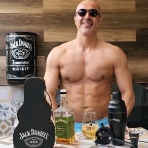 César Caillet Instagram - Una Navidad Jack. 🎅🎄.
Gracias @jackdanielschile por los momentos compartidos este 2023. 😉 #makeitcount