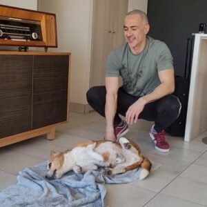 César Caillet Instagram - Cada cuánto bañan a su mascota? L@s leo. 
@clubdeperrosygatos.cl