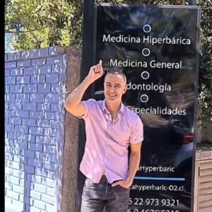 César Caillet Instagram - La oxigenoterapia hiperbárica es un tratamiento que consiste en una alta  oxigenación del organismo, lo cual activa nuestro sistema inmunológico. 
Algunas patologías y enfermedades que se benefician con la oxigenoterapia hiperbárica son: pie diabético, úlceras, quemaduras, anemias graves, fibromialgia, párkinson  secuelas covid-19 entre otras. 
De gran ayuda en niños con autismo. @clinica.hyperbaric