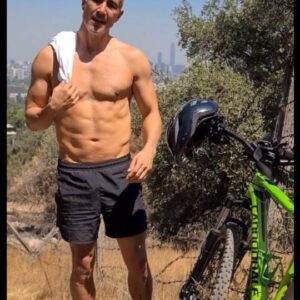 César Caillet Instagram - Cómo están? Les quiero contar que para no perder masa muscular estoy tomando Musclesure de @Vitaminlife. Cada sobre  contiene proteína, 
HMB, vitamina D, omega 3 y creatina, mezcla perfecta para mantener tu musculatura en óptimas condiciones. Tiene un
exquisito sabor a vainilla y sólo 68 calorías por porción. 
Hasta el 10 de marzo aprovecha el 3x2 en todos los productos de Vitaminlife sólo en farmacias Salcobrand y Salcobrand.cl 😉.