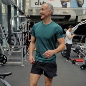 César Caillet Instagram - Que tengan un buen jueves!!
No me importa tanto que baje la temperatura,  si me abrigo o hago ejercicio se me pasa el frío.  Lo que me afecta es la falta de luz,  que a las 5 se empiece a oscurecer 😔.
Abrazo apretado e invernal para tod@s. 
📷 @djmr_villarroel