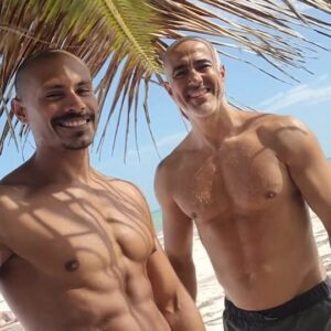 César Caillet Instagram - Llegas a Can Cun, tomas un transfer/van en el mismo aeropuerto, en 2 horas estarás en Chiquilá, ahí tomas un ferry y en media hora estás en la isla Holbox (México). Mucha paz en este lugar. Es de esos lugares donde puedes caminar y buscar una playa para ti solo. Calles de arena. No hay autos autorizados. Sólo bicis motos y boogies. Llegamos un jueves, el día lunes hubo tormenta,  el mar salió y bañó toda la isla. Al otro día inmedianamente la gente empezó a limpiar la playa y el pequeño pueblo que hasta hoy tiene algunas calles con agua pues el jueves 9  empezaría el carnaval. Volvería todo el rato. @laislaholbox @erikparrafit