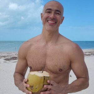 César Caillet Instagram - Amo el verano, el sol, la playa 🌞. En esta época del año es fundamental hidratarse bien. Es por eso que Vichy crea "mineral 89", contiene un 89% de  agua volcánica de Vichy con ácido hialurónico y millones de minerales. @farmaciascruzverdechile @vichylaboratoires #VichyCL #VichyCommunity