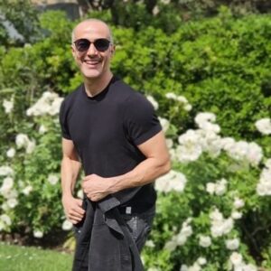 César Caillet Instagram - Cómo están? Les cuento que parto grabando teleserie desde el próximo lunes. Ya les contaré cuál y obvio lo quería compartir con uds que siempre me están preguntando por nuevos proyectos. 😉 
Espero tengan un muy  buen fin de semana.
La chaqueta denim negra es @wild_lama y está hecha de algodón 100% orgánico. 
Abrazo grande para tod@s ❤️.