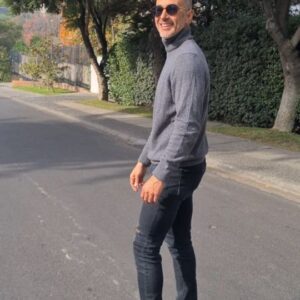 César Caillet Instagram - Cómo está su día jueves? 
Les dejo un abrazo grande.  @hushpuppiescl