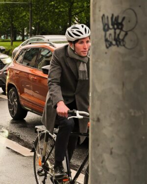 César Mourão Instagram - Este senhor devia ter sido multado por excesso de agasalho. 

Frankfurt.