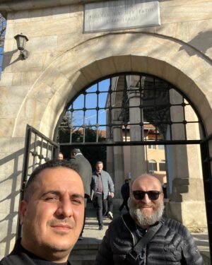 Çetin Altay Instagram - Bu cuma namazını ecdadın 563 yıl önce yaptırdığı Priştina Fatih Sultan Mehmet Camiinde kılma nasip oldu. 🙏