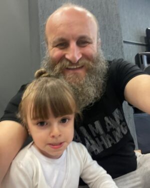 Çetin Altay Instagram - Herkese hayırlı haftalar dileriz efendim 🤗🤗🧿🧿 #meryemmilaaltay #balkız #balkızım #balkızbüyüyor #enmutluolduğumyer