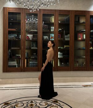 Ceyda Saltadal Instagram - Sevgili @umitkaralar ‘ın davetiyle @no7influencersawards ‘da çok keyifli bir gece geçirdik🖤

Beni bu geceye hazırlayan @boreal.brandlifting ’e teşekkürler!

#karacano7influencersawards2024