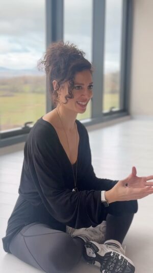 Ceyda Saltadal Instagram - Yavaşlamak… 
Bu hızlı yaşamın içinde ne kadar da zor değil mi? Ama gerçek beden hisleri ve altında yatan duygulara en kolay ulaşma yolumuz. Belki hissetmeden daha kolay olduğunu zannediyor olabilirsin ama bilinçsizce koşturmak insanı bir yere kadar idare edebilir. Bu çok çalıştığın zamanların ardından hasta olmak gibidir. Aslında beden “bir dur” der. Ve beden daima kazanır. 

Somatik Yaklaşımlı Yoga Uzmanlık Programı’nda yavaşlamayı ve yavaşladığınızda ortaya çıkan duygularla çalışıyoruz. İnan bana; çölde yanan dev ateşin ardı her zaman dingin serin göl kenarı…