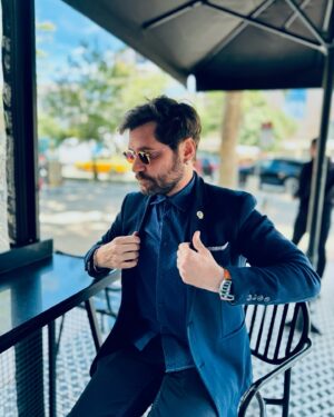 Ceyhun Fersoy Instagram - Yok be kızım toplantıdayım…🕶️
#Newmodernism #bırakbeni #newstyle #modegram