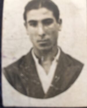Cezmi Baskın Instagram - Babam 19 yaşında.