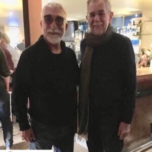 Cezmi Baskın Instagram - Fotoğraf’daki kişi Avusturya Cumhurbaşkanı.Tanımadığı bir Türk ile korkmadan resim çektirdi.Ne cesur cumhurbaşkanları var.
#tbt #seyahat