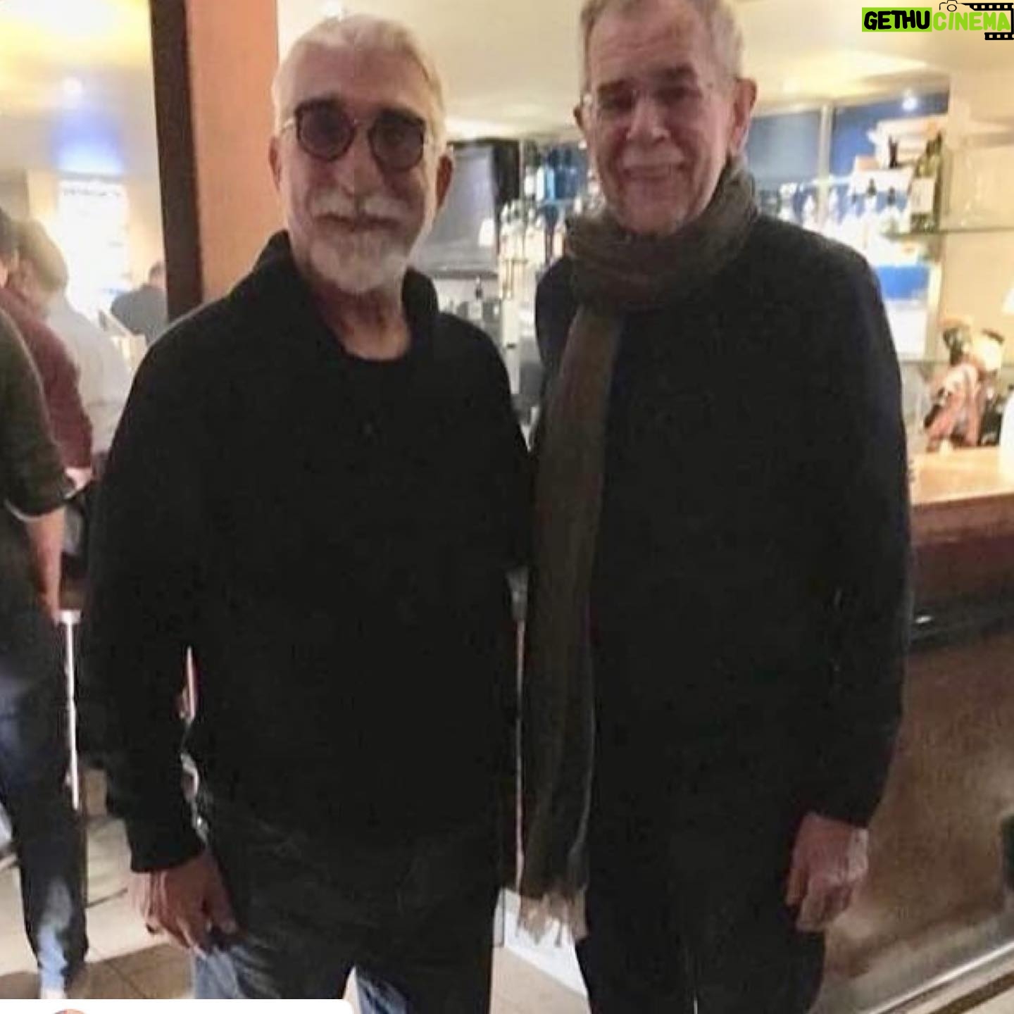 Cezmi Baskın - 3.6K Likes - Fotoğraf’daki kişi Avusturya Cumhurbaşkanı.Tanımadığı bir Türk ile korkmadan resim çektirdi.Ne cesur cumhurbaşkanları var.
#tbt #seyahat