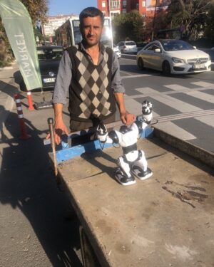 Cezmi Baskın Instagram - Teknoloji de uçtuk,eski robotumu eskiceye sattım.