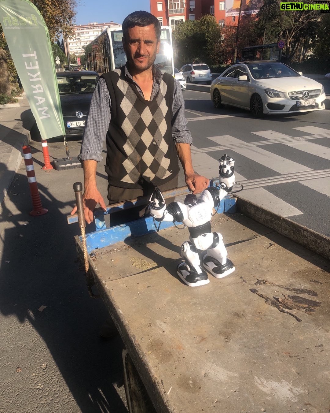 Cezmi Baskın - 3.6K Likes - Teknoloji de uçtuk,eski robotumu eskiceye sattım.