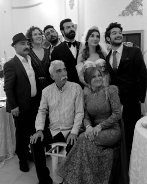 Cezmi Baskın Instagram - Bu insanlar nereye bakıyor?#KuzeyYıldızıİlkAşk bu akşam @showtv ‘de.. Yok işim vardı, izleyemedim kabul etmiyorum.