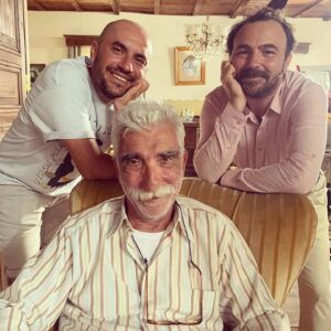 Cezmi Baskın Instagram - #Repost @bongomy with @make_repost
・・・
Babalar ve oğulları👨‍👦‍👦
@ferdisancar @cezmibaskin @trt 
#hanımağanıngelinleri