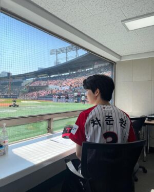 Cha Jun-hwan Instagram - ⚾️소중한 추억 하나 만들고 갑니다.
무적LG 앞으로도 화이팅!!❤️‍🔥

#🧚🏻‍♂️ #엘지전_아니아니 @lgtwinsbaseballclub 화이팅😄