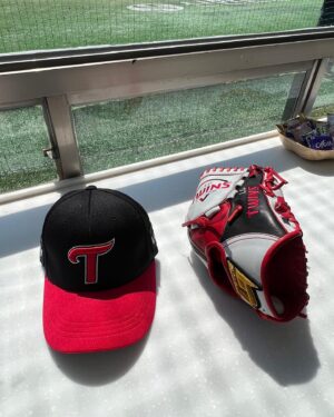 Cha Jun-hwan Instagram - ⚾️소중한 추억 하나 만들고 갑니다.
무적LG 앞으로도 화이팅!!❤️‍🔥

#🧚🏻‍♂️ #엘지전_아니아니 @lgtwinsbaseballclub 화이팅😄