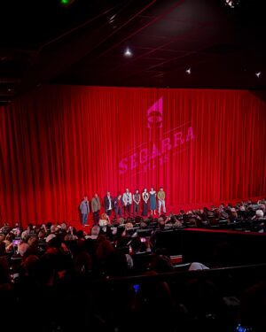 Chacha Huang Instagram - “Societat Negra” bcn premiere📽🍿
A film by @tb.ramon @segarrafilms 
Llega a cines en octubre. 
Gracias a todos los que nos han acompañado esa noche

Makeup and hair by @diorbeauty @mua.alba 
Styled by @_freddyalonso @magdabutrym @givenchy 
Photographer @pablodpastors 
Nails @somosarpias 
Best team @merakiagents