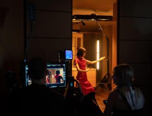 Chacha Huang Instagram - 🎬Societat Negra 

Mi primera película rodada en Catalán (no, no hablo Catalán, pero sí en la peli, ahí el reto). 
Ha sido una gozada trabajar y crear junto con un equipo increíble de 10. Gracias @tb.ramon por confiar en mí para darle vida a Pei Lan, un personaje con tanta profundidad y complejidad, un regalo de la profesión. 

Feliz de contaros que inauguramos el festival de @fic_cat el 1 de junio y la estrenamos en cines en España en octubre. Stay tuned. @segarrafilms 

📷 @junda_senjin