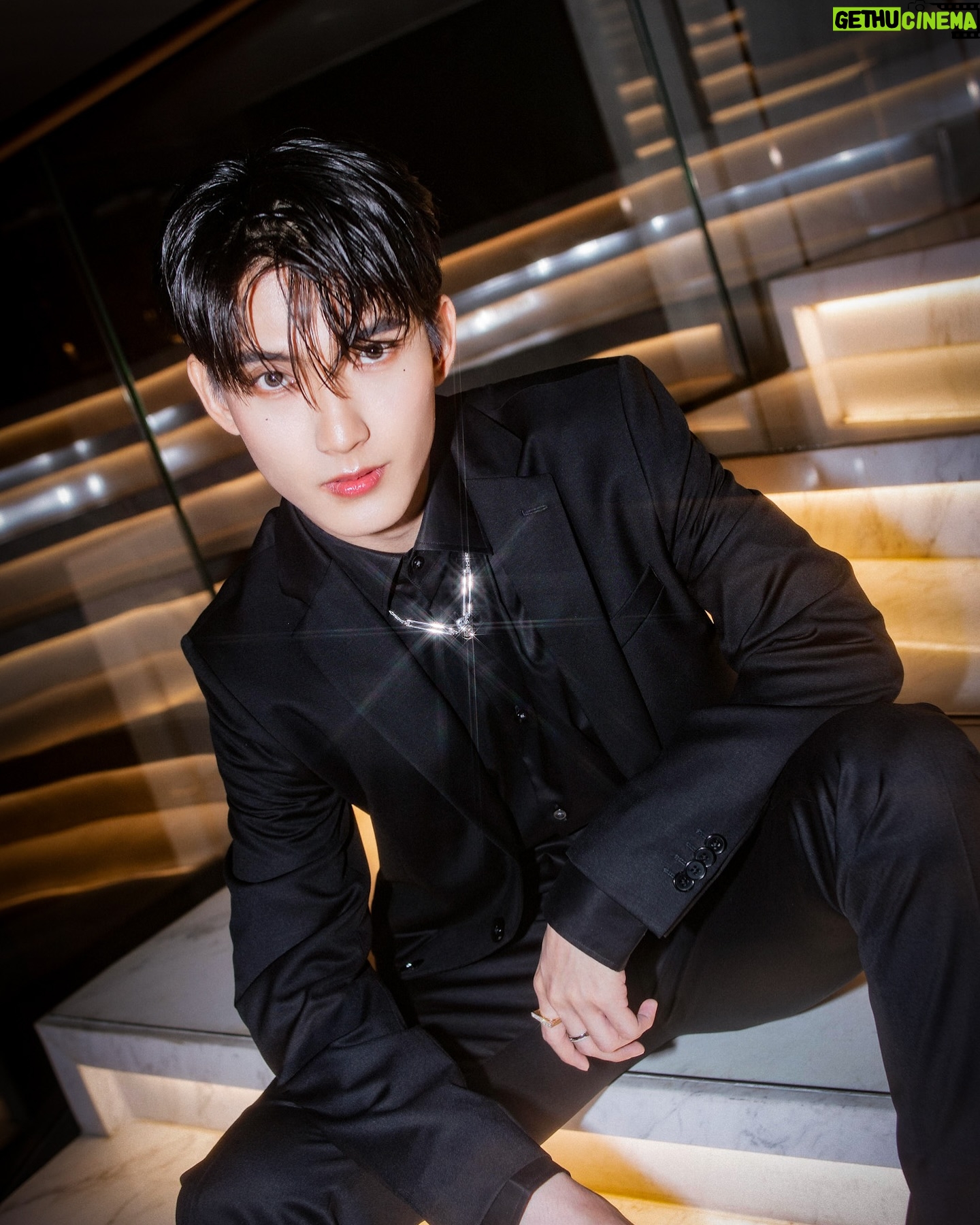 Chalongrat Novsamrong - 38.7K Likes - 🖤🖤🖤🖤