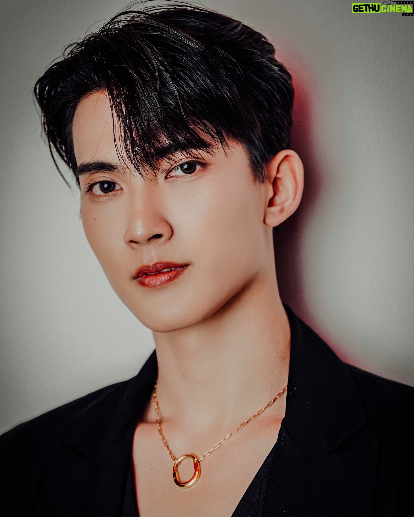 Chalongrat Novsamrong - 70.3K Likes - 🧛🏻🧛🏻♂️