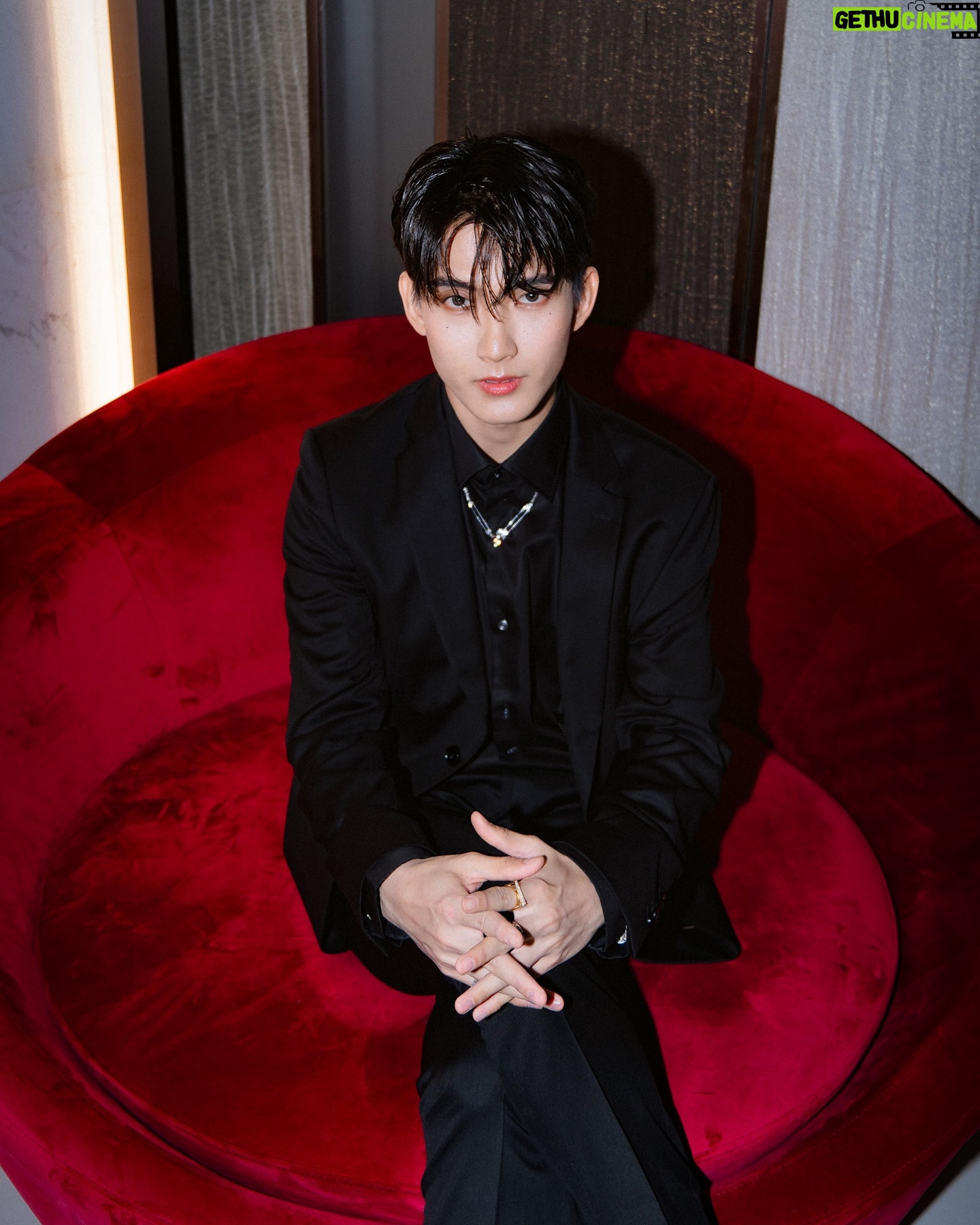 Chalongrat Novsamrong - 38.7K Likes - 🖤🖤🖤🖤