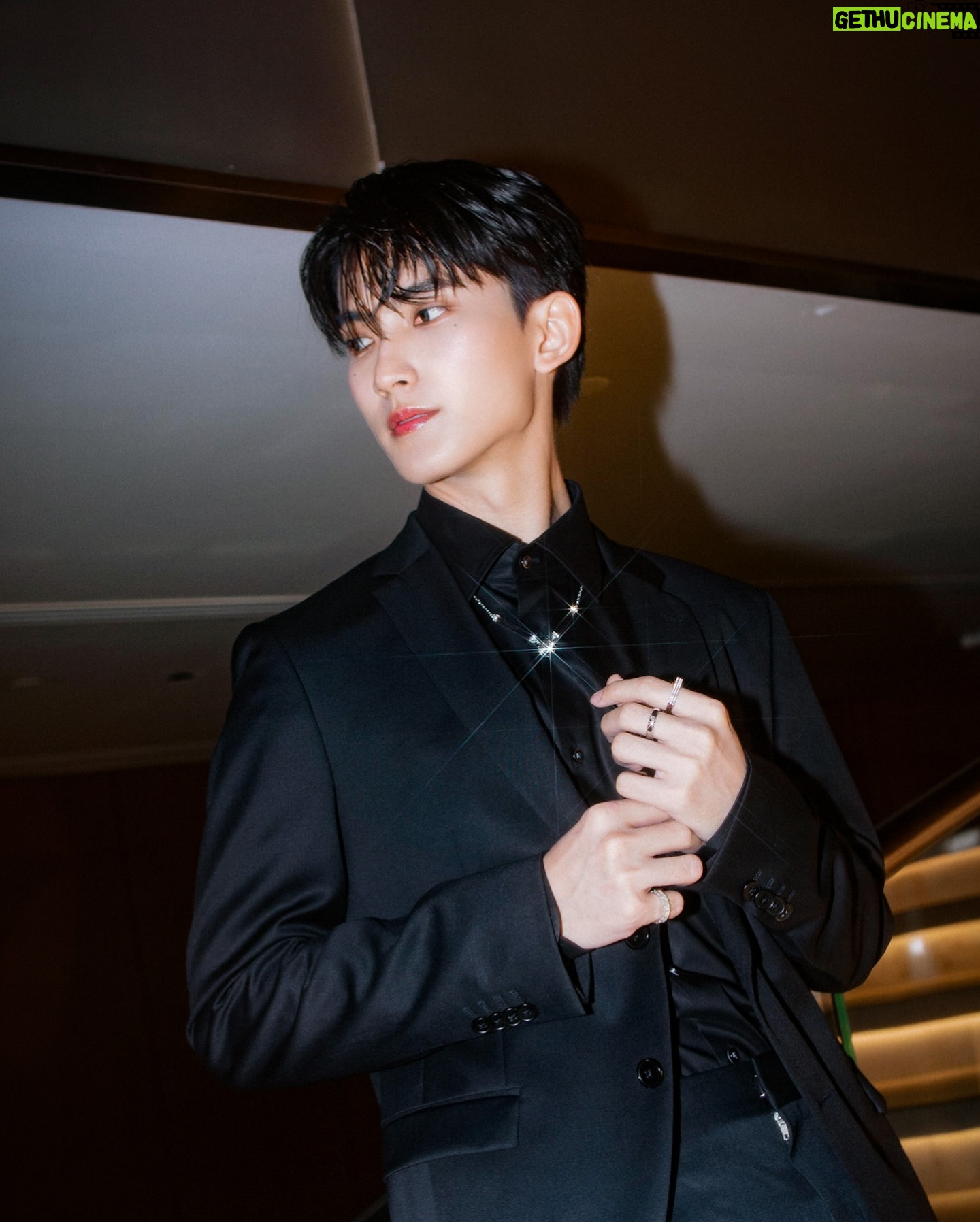 Chalongrat Novsamrong - 38.7K Likes - 🖤🖤🖤🖤