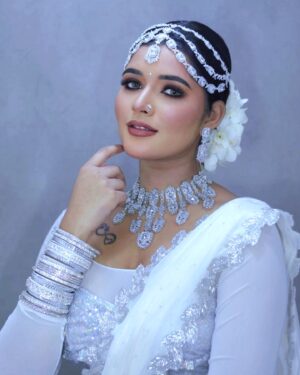 Chandhine Kaur Instagram - SNOW SILVER 🌝

Muse @ck_chandhinekaur 
Mua @chandradevi_mua
Photographer 📸 @prakeshbalachandran 
Heatless drapped by @stsareedrapist
Video @nj360spinbooth 
Lens @ommylens 
Hair flower @apsweddinggarlands 

#chandshine #holla_buddies #photoshoot #bridalmakeup #conceptualportrait