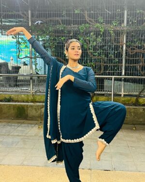 Chandhine Kaur Instagram - I learned Bharatanatyam during my school days and had to stop halfway!
Yesterday i went to temple to witness bharatam dance performances prior to Navaratri..
I kid you not guys!!! 
I started to miss dancing to this wonderful art! 
I got to witness some extraordinary performances! 
At a point i felt the god itself was dancing infront me! 
What a power this art has!! 

Fell in love again!! 
So your girl had to do some posings she remembered 😂❤️ 

#chandshine #holla_buddies #bharatanatyam #navaratri