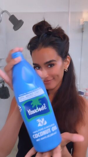 Chandni Parekh Instagram - Doing this always sends me back to childhood 💆🏽‍♀️ using 100% coconut oil mixed with pure castor oil here. Sometimes, I infuse other oils and products, but it’s a lazy Sunday over here. 

I hear this isn’t good for all hair types so test a section beforehand - just wanted to share what works for me! 🫶🏽

#coconutoil #ayurveda #desigirl #crownchakra #hairoil